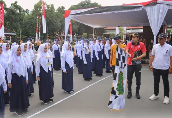 
					Wabup Trenggalek Lepas Peserta Lomba Gerak Jalan HUT ke-80 RI