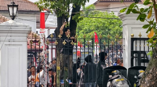 
					Demo Pati Memanas, Peserta Aksi Mulai Melempari Petugas