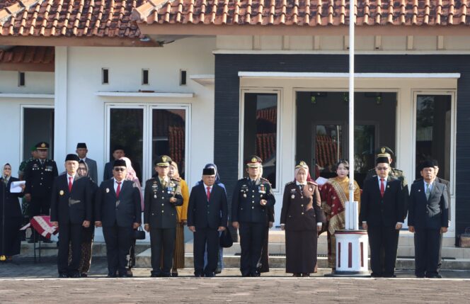 
					Peringati HUT ke-80 RI, Kapolres Wonogiri bersama Forkopimda Ziarah ke Makam Pahlawan
