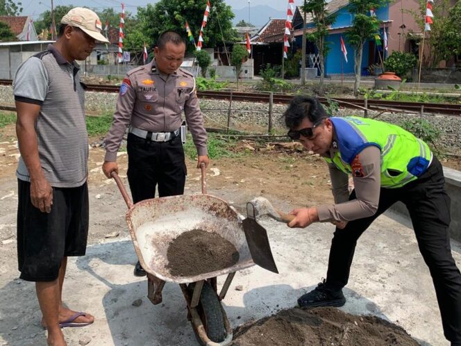 
					Cegah Kecelakaan di Perlintasan Kereta Api Tanpa Palang Pintu, Satlantas Polres Wonogiri Pasang Polisi Tidur