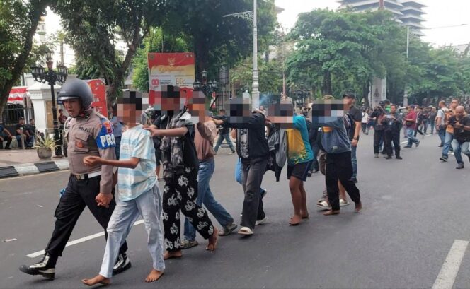 
					Pasca Aksi Damai Mahasiswa Undip, Polda Jateng Kembali Diserang Kelompok Anarko, Ratusan Pelaku Diamankan Petugas