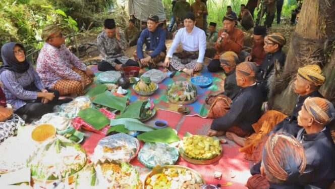 
					Tradisi Metri Bumi, Mas Ipin Ajak Masyarakat Lestarikan Pohon dan Jaga Sumber Air