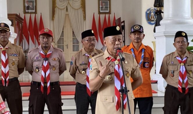 
					Bupati Ponorogo Sugiri Sancoko menjamu 75 anggota Brigade Penolong 13.02 usai diklatsar di Pringgitan, Minggu (28/9/2025). (Sumber: kominfo/art)