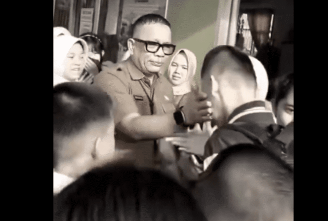 
					Tangkapan layar Video viral 40 detik perpisahan Roni yang ramai di media sosial. (Sumber: SS Video @neVerAl0nely__)