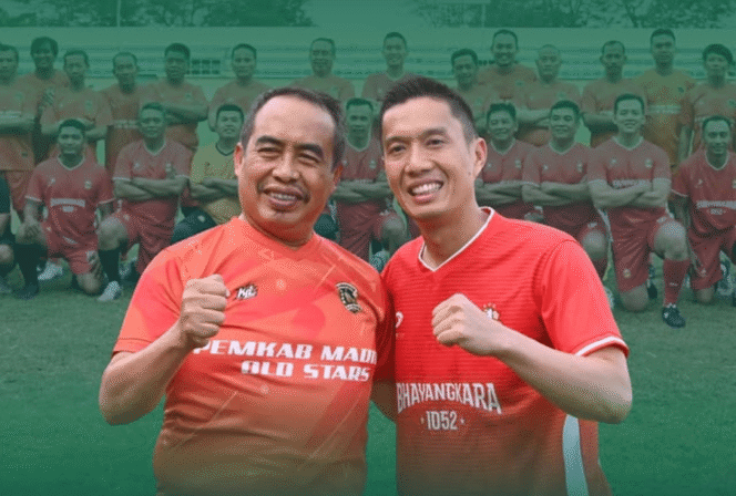 
					Bupati Madiun Hari Wuryanto dan Kapolres Madiun, tampil sebagai penyerang Tim Pemkab dalam laga persahabatan di GOR Pangeran Timoer, 24 September 2025. (Sumber: @pemkabmadiun)