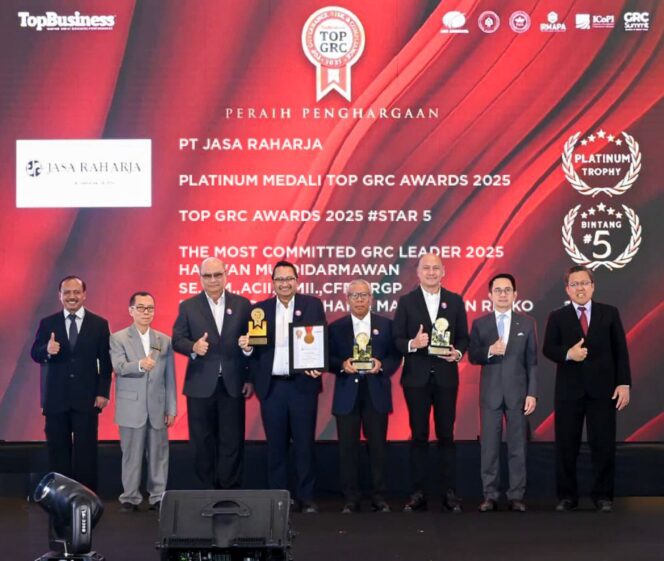 
					Jasa Raharja raih Platinum Medali dan 5 Star di ajang Top GRC Awards 2025, bukti komitmen tata kelola berkelanjutan. (Sumber: Jasa Raharja)