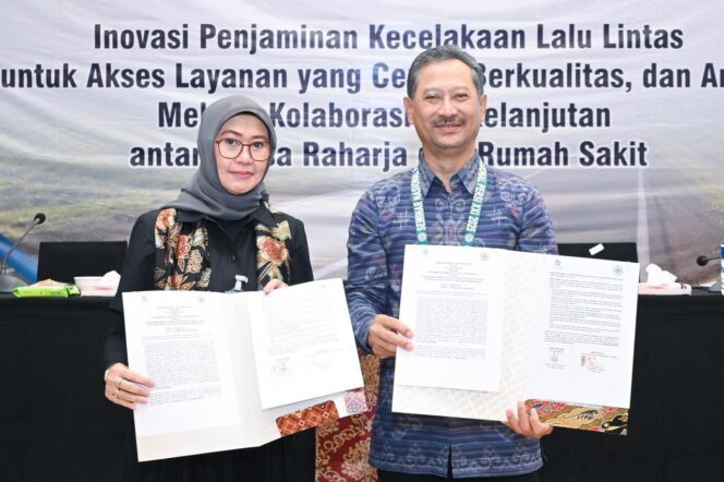 
					Plt Direktur Utama Jasa Raharja, Dewi Aryani Suzana, dan Ketua Umum Persi, dr Bambang Wibowo, saat penandatanganan MoU. (Foto: Jasa Raharja)
