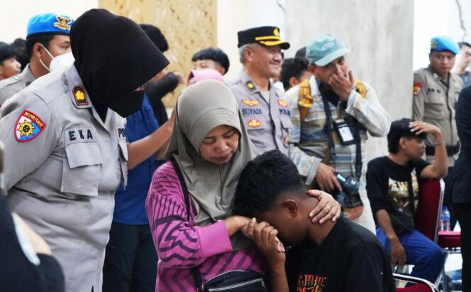 
					Tangis Orang Tua Pecah Saat Jemput Anak Mereka Terlibat Aksi Anarkis di Polda Jateng 