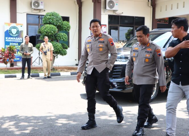 
					Kunjungi Polres Wonogiri, Kapolda Jateng Tekankan Pentingnya Kesiapsiagaan Personel Hadapi Dinamika Situasi Nasional