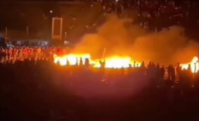 
					Ricuh Turnamen Voli di Pacitan, Penonton Ngamuk Fasilitas Stadion Dibakar