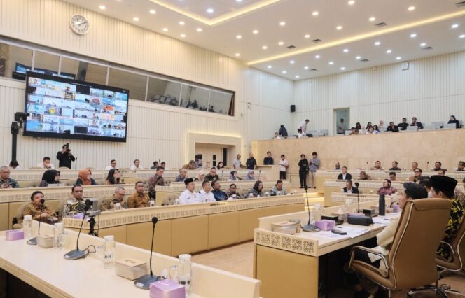 
					RDP dengan Komisi II DPR RI, Menteri Nusron Paparkan Progres Pendaftaran Tanah Capai 98 Persen