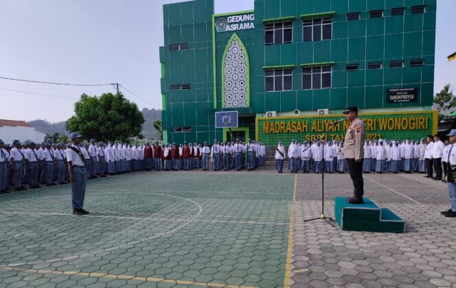 
					Polisi Goes to School di MAN Wonogiri, Kapolsek Selogiri Sampaikan Pesan Kedisiplinan Hingga Anti Hoax