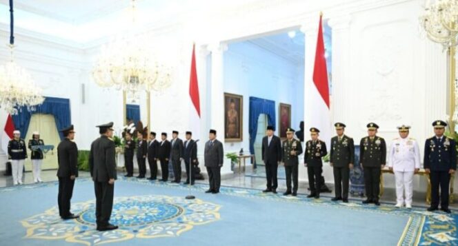 
					Presiden Prabowo Anugerahkan Pangkat Istimewa kepada Djamari Chaniago dan Ahmad Dofiri