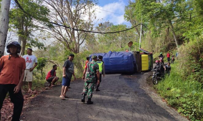 
					Gagal Nanjak, Truk Bermuatan 2,5 Ton Mie Instan Terguling di  Tunggangan Jatiroto Wonogiri