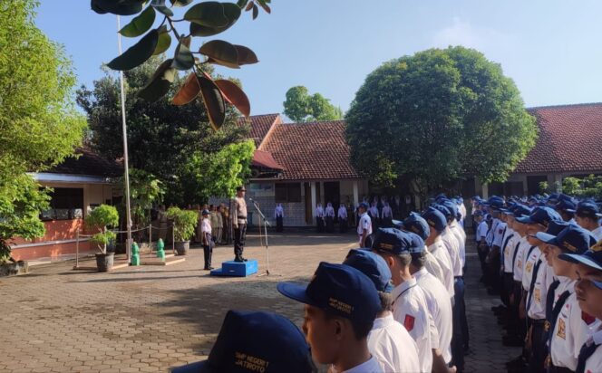 
					Police Goes to School, Kapolsek Jatiroto Ingatkan Siswa Jauhi Hoax dan Ujaran Kebencian