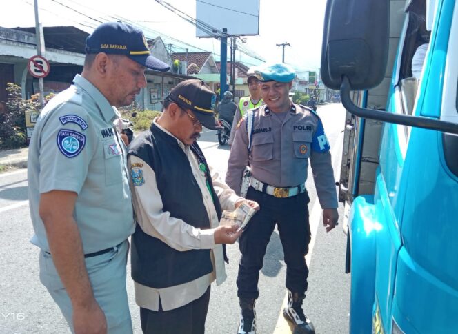 
					Petugas Gabungan di Trenggalek Masifkan Sosialisasi Patuh Pajak Kendaraan