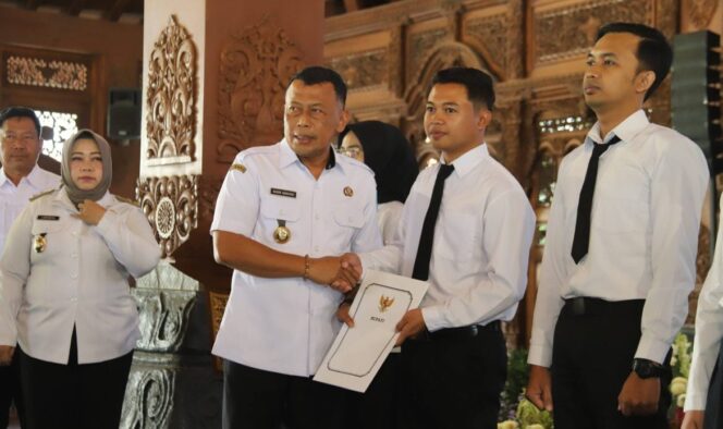 
					Bupati Ponorogo Sugiri Sancoko menyerahkan SK PPPK Tahap II Tahun 2024 di Pendopo Pemkab Ponorogo, 24 September 2025. (Sumber: ponorogo.go.id)