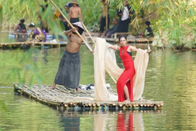 
					Seniman Pacitan dan Surakarta tampil memukau dengan musik etnik dan tarian tradisional di festival bersih sungai. (Foto: prokopim.pacitan)