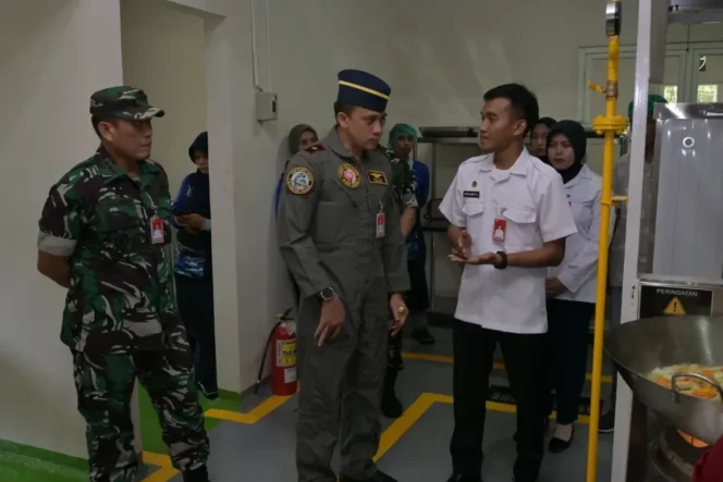 
					Komandan Lanud Iswahjudi Marsma TNI Muchtadi Anjar Legowo berbincang dengan petugas SPPG distribusi MBG di Maospati, Magetan. (Sumber: lanud_iswahjudi)
