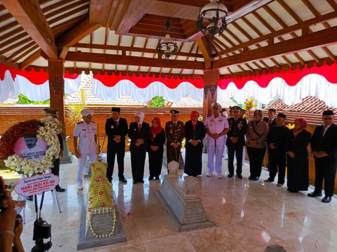 
					Suasana ziarah bersama Forkopimda dan pelajar Jatim dalam peringatan Hari Jadi ke-80 Provinsi Jawa Timur. (Sumber: RRI)