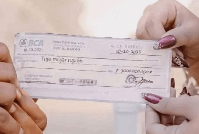 
					Momen suci Tarman (74) dan Sheila (24) di Desa Jeruk, Pacitan, 8/10/2025: Mahar cek Rp3 miliar jadi viral nasional. (Foto: Ist.)

