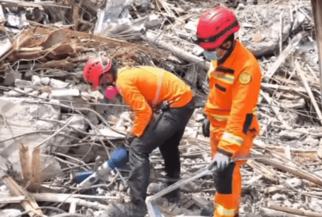 
					Tim SAR gabungan mengevakuasi korban dari reruntuhan pondok pesantren Al Khoziny, Sidoarjo, Sabtu (4/10/2025). (Foto: Tangkapan layar video Basarnas Yogyakarta)