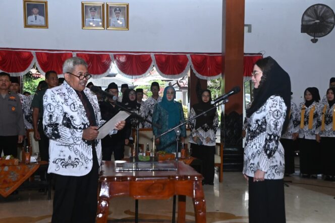 
					Novita Hardini Dikukuhkan Jadi Bunda Guru Kabupaten Trenggalek