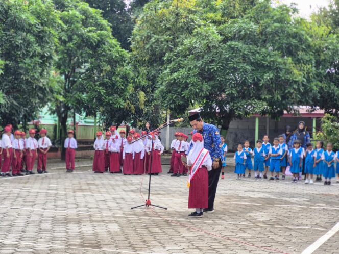 
					Kepala sekolah Suparmin memimpin amanat, tekankan peran pemuda dan pesan persatuan kepada seluruh siswa. (Foto: Untung)

