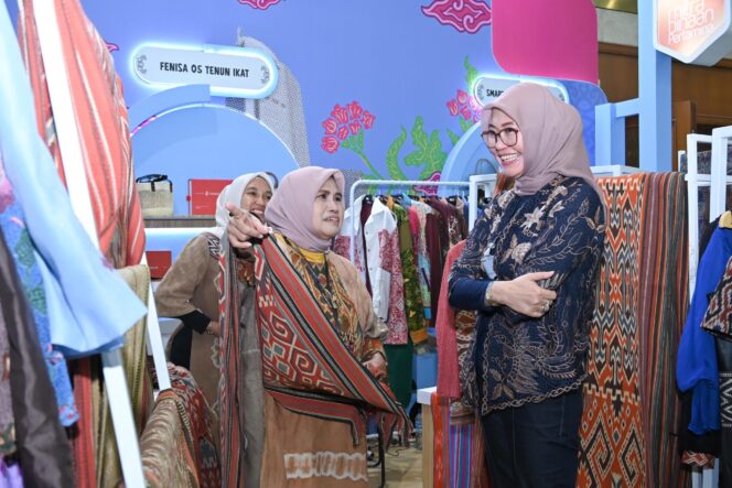 
					Plt Direktur Utama Jasa Raharja Dewi Aryani Suzana mengunjungi stan UMKM binaan di Inacraft 2025, JCC Jakarta. (Foto: Jasa Raharja)