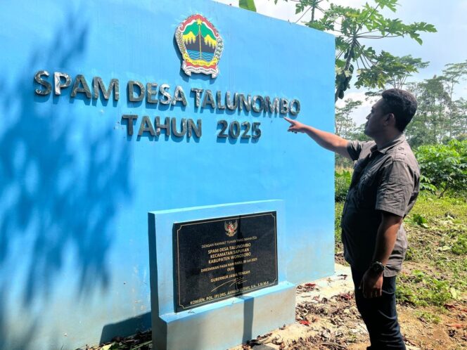 
					Petugas DPU BMCK bersama warga mengecek instalasi SPAM yang baru diresmikan di Talunombo. (Foto: Zulkarnain)

