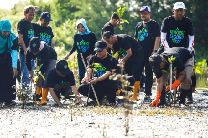 
					Catatkan Rekor Dunia MURI! Gubernur Ahmad Luthfi Pimpin Penanaman 1,9 Juta Bibit Mangrove di Kendal