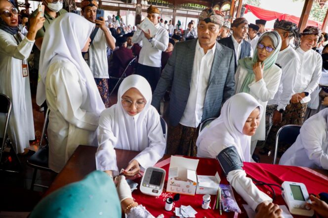 
					Pastikan Kesehatan Santri, Ahmad Luthfi-Taj Yasin Terjunkan Dokter Spesialis Keliling ke 5.479 Pesantren di Jateng