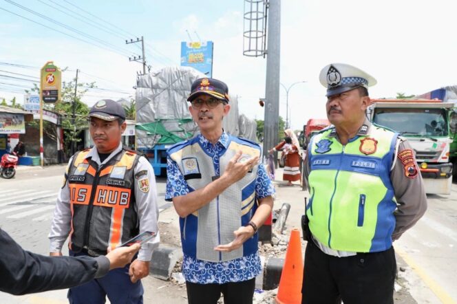 
					Kemacetan Jalur Demak-Semarang Terurai, Pemprov Jateng dan Kepolisian Atur di Titik Banjir