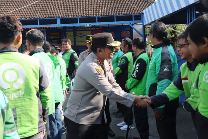 
					Kapolres Wonogiri Pimpin Apel Kebangsaan Dengan Serikat Pekerja dan Ojol, Wujud Sinergi dan Kebersamaan Jaga Wonogiri Aman