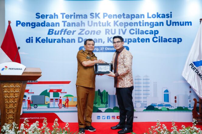 
					Gubernur Ahmad Luthfi menyerahkan SK penlok buffer zone kepada Direktur PT Kilang Pertamina Internasional di Semarang. (Foto: Zulkarnain)

