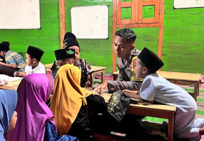 
					Pak Bhabin Polsek Kradenan Beri Bantuan Al-Qur’an hingga Sembako di Tempat Mengaji