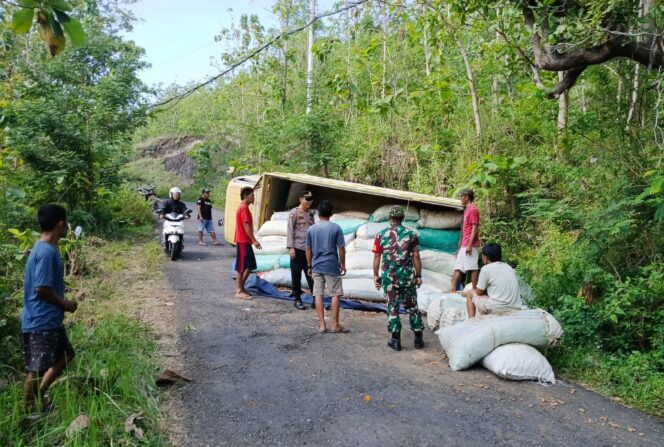 
					Terjadi Lagi! Ikuti Google Maps, Truk Terguling di Jalur Ekstrem Hutan Tunggangan Wonogiri
