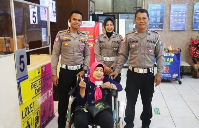 
					Warga Berkebutuhan Khusus Apresiasi Layanan Ramah Difabel Satpas SIM Polres Trenggalek