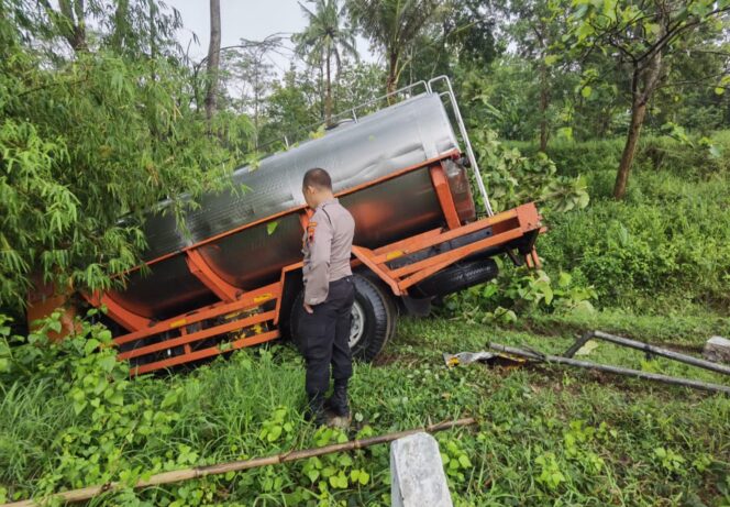 
					Truk Tangki Susu Nyungsep ke Parit di Tikungan Irung Petruk Sidoharjo Wonogiri