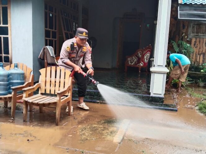
					Polresta Pati Terjun Langsung Bantu Warga yang Terdampak Banjir