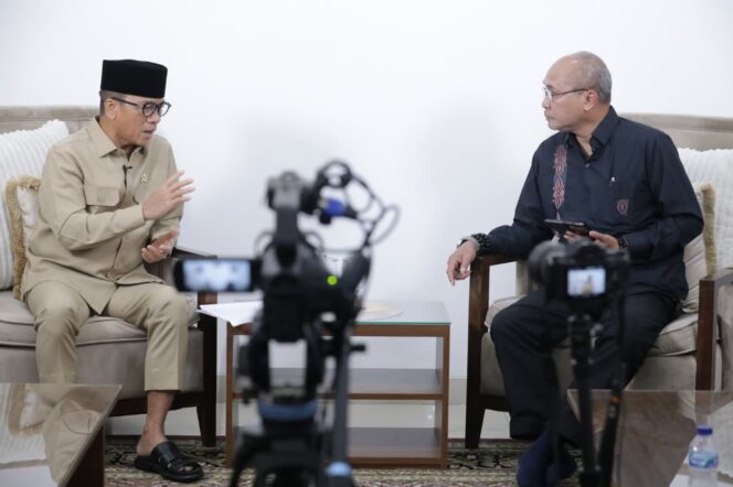 
					Menteri Desa PDTT Yandri Susanto saat diwawancarai dalam acara Tribun Podcast, Jakarta (3/10/2025). (Sumber: Kemendes PDT)
