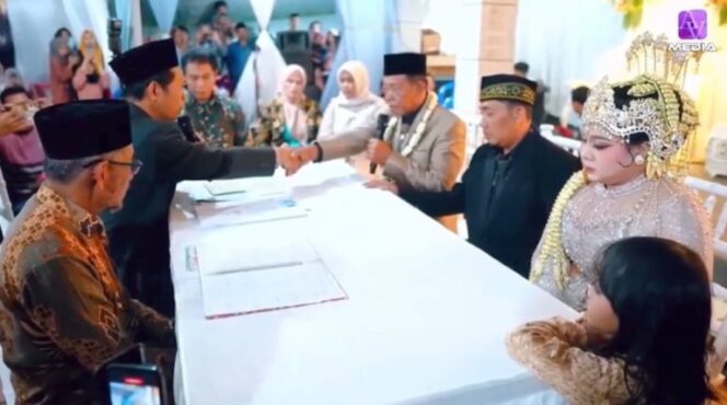 
					Fantastis! Pria 76 Tahun di Pacitan Persunting Gadis dengan Mahar Cek Rp 3 Miliar