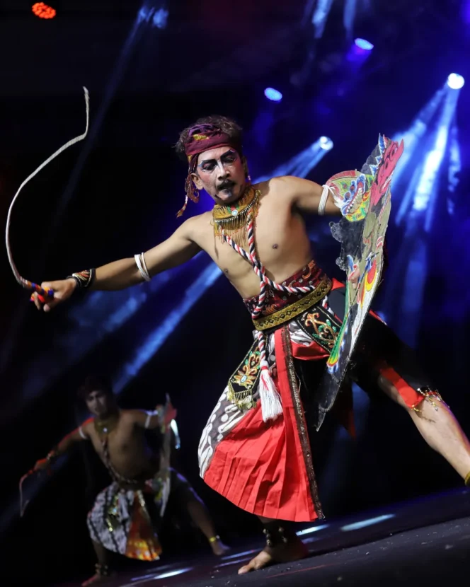 
					Maestro jaranan menampilkan tari Turangga Yaksa dengan penuh semangat di penutupan FJTT 2025, Alun-alun Trenggalek. (Sumber: prokopimtrenggalek)