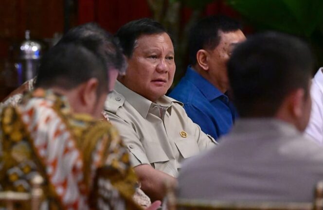 
					Presiden Prabowo Subianto memimpin rapat bersama para menteri di kediamannya, Jalan Kertanegara, Jakarta Selatan. (Sumber: sekretariat.kabinet)