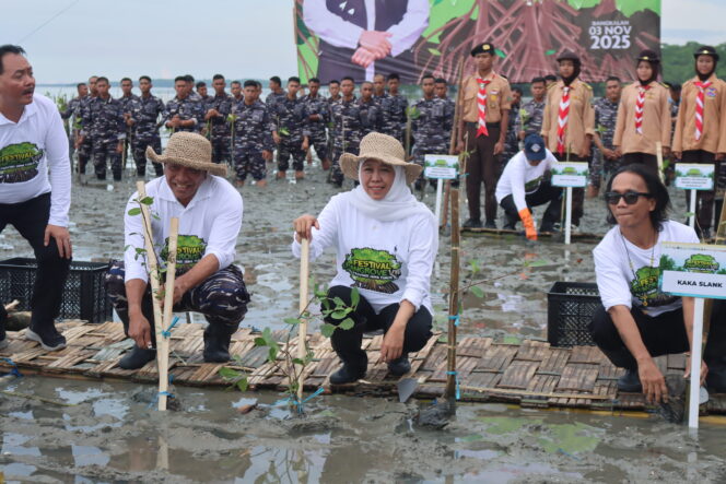 
					Festival Mangrove Jatim VIII: Gubernur Khofifah dan Kaka Slank Tanam Mangrove di Bangkalan