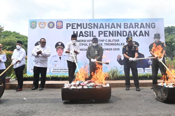 
					Ratusan Ribu Batang Rokok dan Minuman Beralkohol Kena Cukai Ilegal di Trenggalek Dimusnahkan