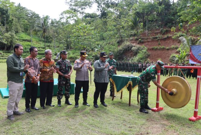
					TMMD Sengkuyung Tahap IV Tahun 2025 di Wonogiri Resmi Ditutup, Warga Ngambarsari Nikmati Jalan Baru