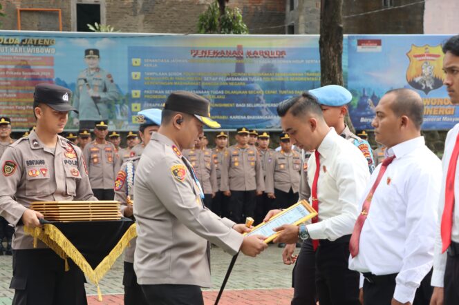 
					Sejumlah Anggota Berprestasi dapat Penghargaan dari Kapolres Wonogiri, Salah Satunya Kasat Reskrim