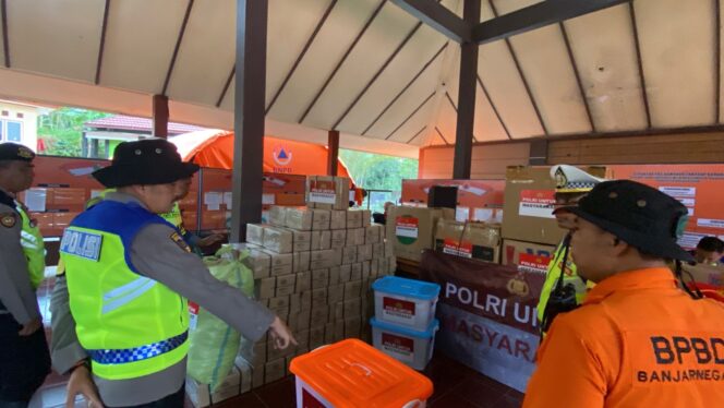 
					Kapolri Kirim Logistik Bantuan Bencana Tanah Longsor Banjarnegara