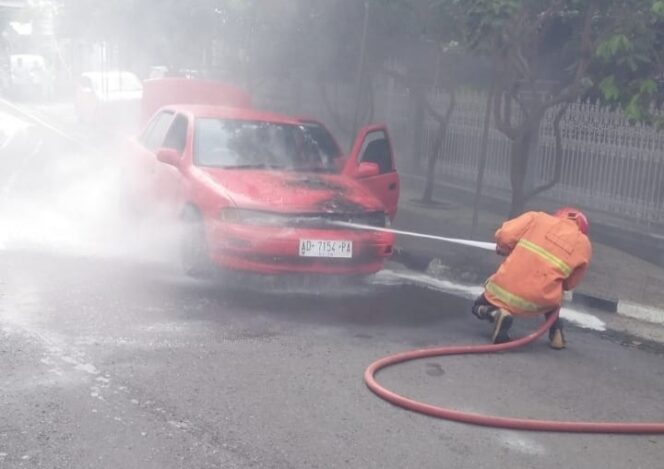 
					Diduga Korsleting Listrik, Mobil Sedan Terbakar di Depan Kantor Kejaksaan Wonogiri
